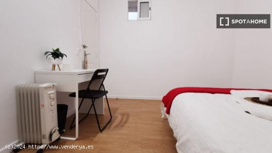 Habitación amueblada con armario independiente en el piso compartido, Puerta del Sol - MADRID