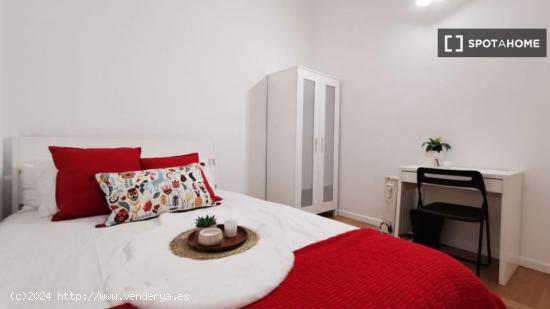 Habitación amueblada con armario independiente en el piso compartido, Puerta del Sol - MADRID