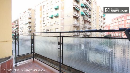 Amplia habitación con ventana con patio interior en piso compartido, Granada City Center - GRANADA