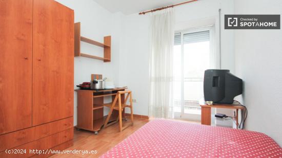 Amplia habitación con ventana con vista a la calle en piso compartido, Granada City Center - GRANAD