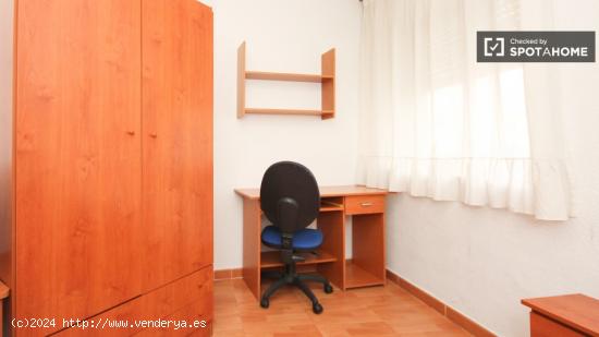 Habitación ventilada con TV en el apartamento compartido, Granada City Center - GRANADA