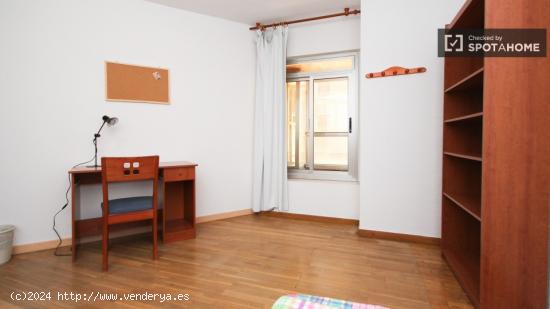 Amplia habitación con calefacción en piso compartido, Los Pajaritos - GRANADA