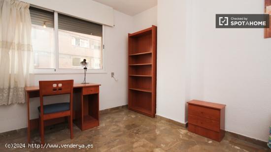 Amplia habitación con estantería en piso compartido, Los Pajaritos - GRANADA