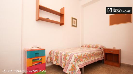 Habitación íntima con estantería en piso compartido, Los Pajaritos - GRANADA