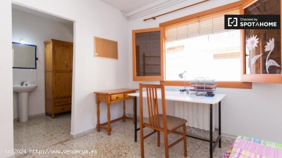 Habitación ideal con escritorio en un apartamento de 12 habitaciones - GRANADA