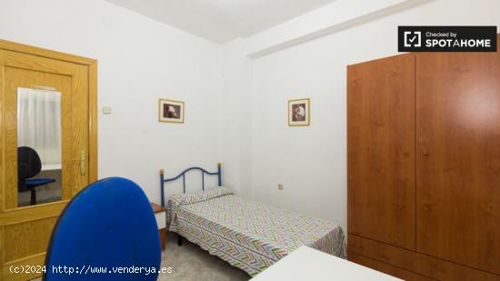 Habitación de estudiantes con cama individual en alquiler en apartamento de 4 dormitorios en Ronda 