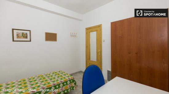 Habitación de estudiantes con cama individual en alquiler en apartamento de 4 dormitorios en Ronda 