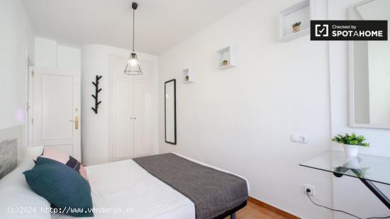 Se alquila habitación en moderno apartamento de 6 dormitorios en Extramurs - VALENCIA