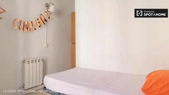 Se alquilan habitaciones en apartamento de 6 dormitorios en Madrid - MADRID