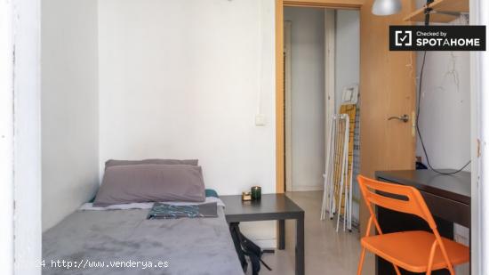 Se alquilan habitaciones en apartamento de 6 dormitorios en Madrid - MADRID