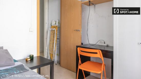 Se alquilan habitaciones en apartamento de 6 dormitorios en Madrid - MADRID