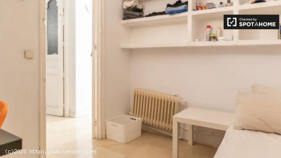 Se alquilan habitaciones en apartamento de 6 dormitorios en Madrid - MADRID