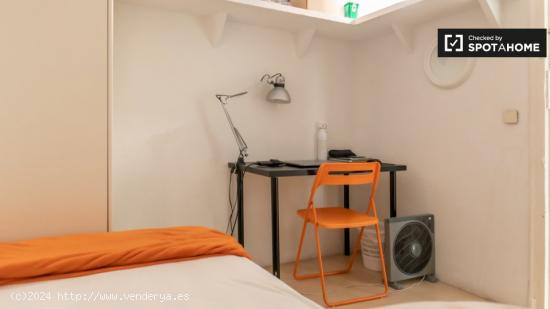 Se alquilan habitaciones en apartamento de 6 dormitorios en Madrid - MADRID