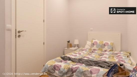 Se alquila habitación en piso de 5 dormitorios en Chamberí - MADRID