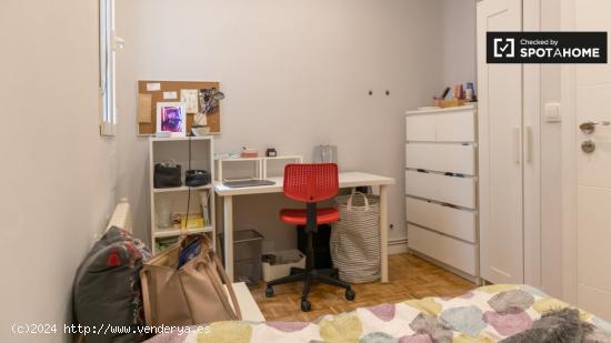 Se alquila habitación en piso de 5 dormitorios en Chamberí - MADRID