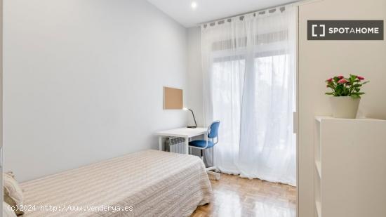 Se alquila habitación en piso de 5 dormitorios en Chamberí - MADRID