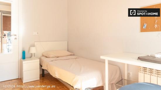 Se alquila habitación en piso de 5 dormitorios en Chamberí - MADRID