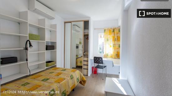 Habitaciones para alquilar en apartamento de 3 dormitorios en Valencia - VALENCIA