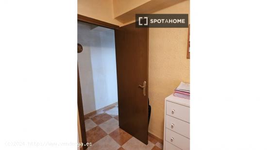 Se alquila habitación en apartamento de 3 dormitorios en Patraix, Valencia - VALENCIA