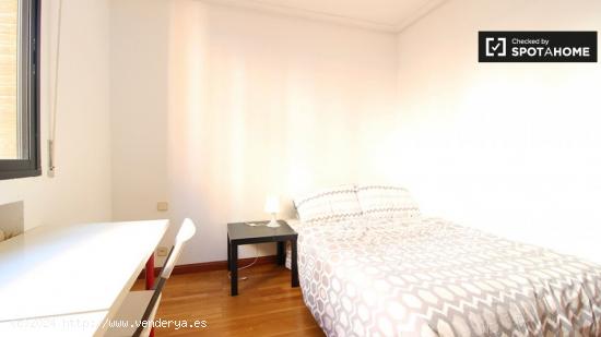 Habitación enorme con llave independiente en el apartamento de 7 dormitorios, Tetuán - MADRID