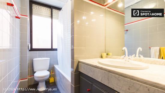 Luminosa habitación con calefacción en apartamento de 7 dormitorios, Tetuán - MADRID