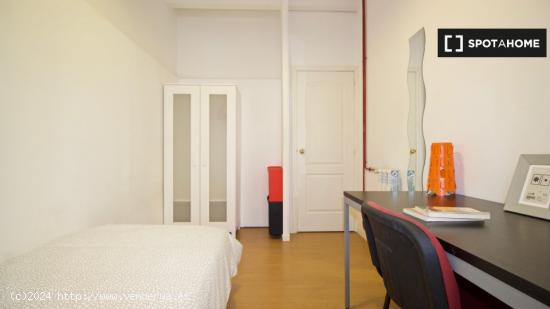 Alquiler de habitaciones en piso de 7 dormitorios en Chamberí, Madrid - MADRID