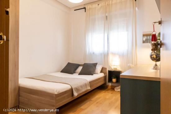  ¡Habitaciones en alquiler en un piso de 7 habitaciones en Madrid! - MADRID 