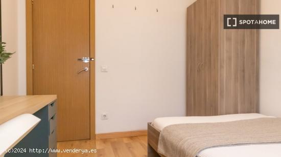 ¡Habitaciones en alquiler en un piso de 7 habitaciones en Madrid! - MADRID