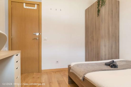  ¡Habitaciones en alquiler en un piso de 7 habitaciones en Madrid! - MADRID 