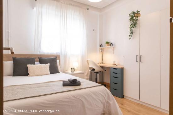  ¡Habitaciones en alquiler en un piso de 7 habitaciones en Madrid! - MADRID 