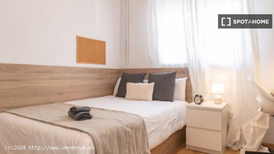 ¡Habitaciones en alquiler en un piso de 7 habitaciones en Madrid! - MADRID