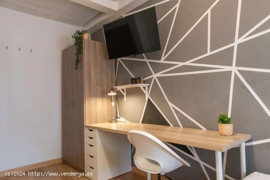  ¡Habitaciones en alquiler en un piso de 7 habitaciones en Madrid! - MADRID 