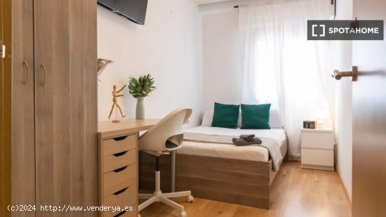 ¡Habitaciones en alquiler en un piso de 7 habitaciones en Madrid! - MADRID