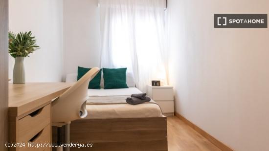 ¡Habitaciones en alquiler en un piso de 7 habitaciones en Madrid! - MADRID