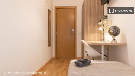 ¡Habitaciones en alquiler en un piso de 7 habitaciones en Madrid! - MADRID