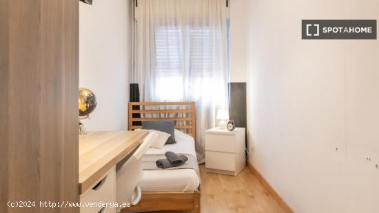 ¡Habitaciones en alquiler en un piso de 7 habitaciones en Madrid! - MADRID