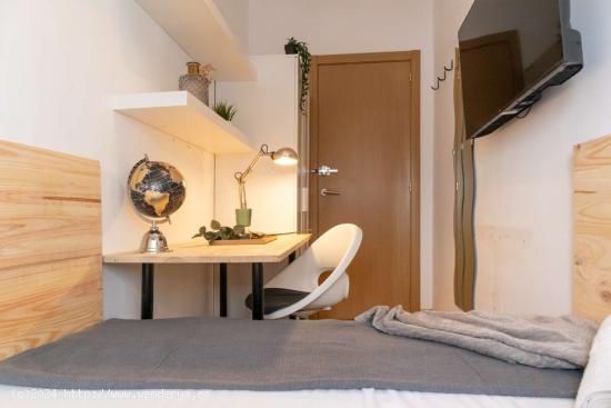  ¡Habitaciones en alquiler en un piso de 7 habitaciones en Madrid! - MADRID 