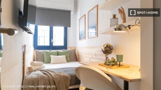 ¡Habitaciones en alquiler en un piso de 7 habitaciones en Madrid! - MADRID