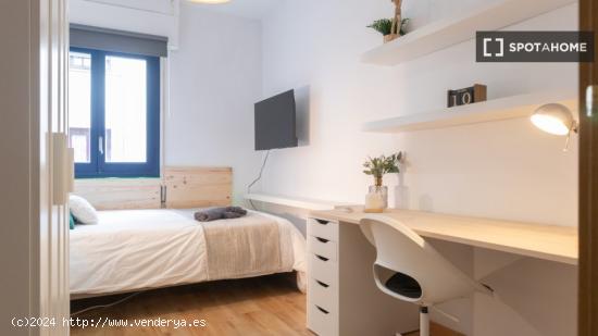 ¡Habitaciones en alquiler en un piso de 7 habitaciones en Madrid! - MADRID