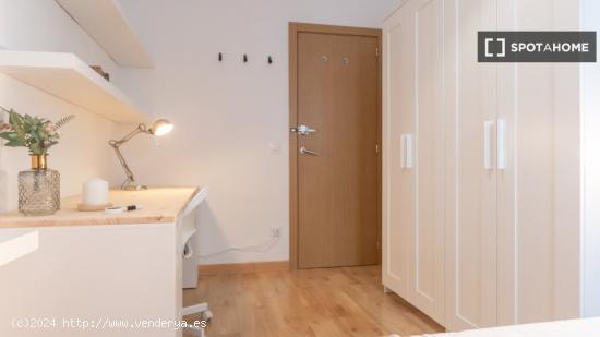 ¡Habitaciones en alquiler en un piso de 7 habitaciones en Madrid! - MADRID