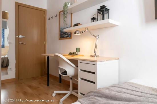  ¡Habitaciones en alquiler en un piso de 7 habitaciones en Madrid! - MADRID 