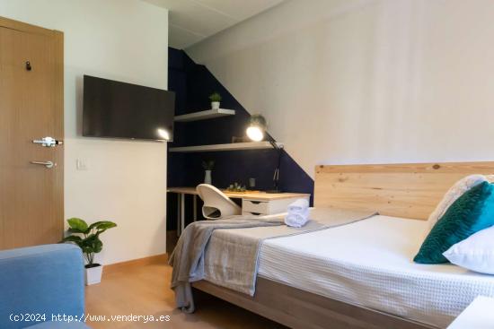  ¡Habitaciones en alquiler en un piso de 7 habitaciones en Madrid! - MADRID 