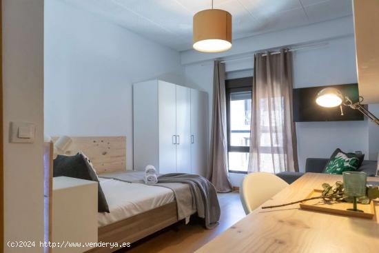  ¡Habitaciones en alquiler en un piso de 7 habitaciones en Madrid! - MADRID 