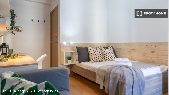 ¡Habitaciones en alquiler en un piso de 7 habitaciones en Madrid! - MADRID