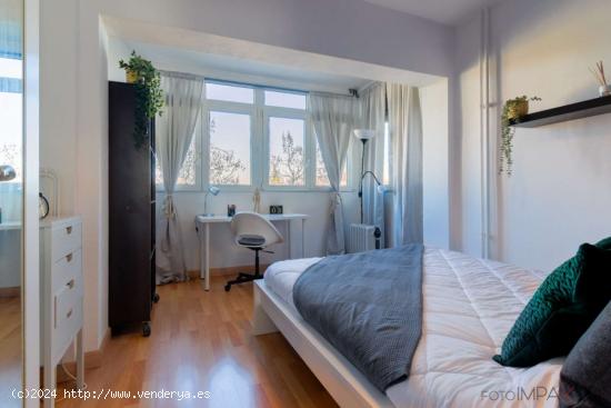  ¡Habitaciones en alquiler en un piso de 7 habitaciones en Madrid! - MADRID 