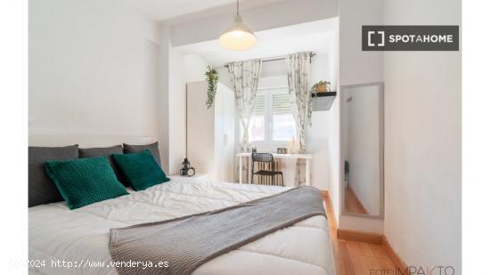 ¡Habitaciones en alquiler en un piso de 7 habitaciones en Madrid! - MADRID