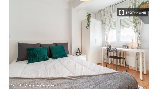 ¡Habitaciones en alquiler en un piso de 7 habitaciones en Madrid! - MADRID