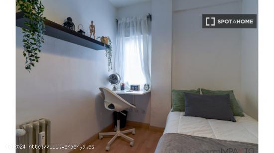 ¡Habitaciones en alquiler en un piso de 7 habitaciones en Madrid! - MADRID