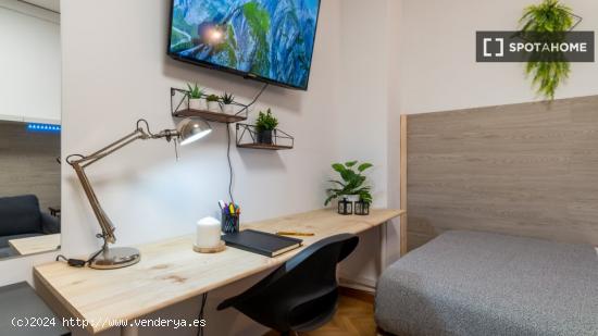 ¡Habitaciones en alquiler en un piso de 7 habitaciones en Madrid! - MADRID