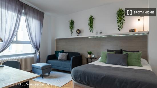 ¡Habitaciones en alquiler en un piso de 7 habitaciones en Madrid! - MADRID